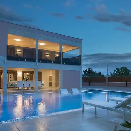 Luxury With A Swimming Pool - 18568 *