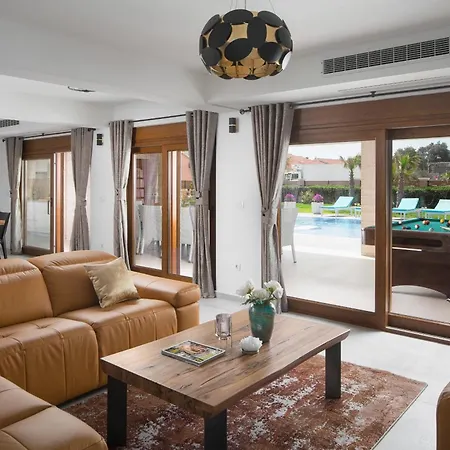 Luxury With A Swimming Pool - 18568 Vir