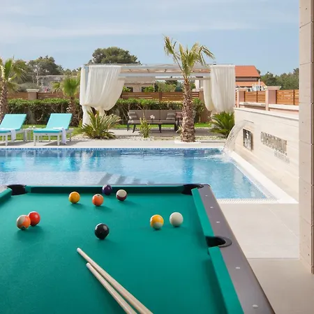 Luxury With A Swimming Pool - 18568 Villa *