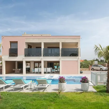 Luxury With A Swimming Pool - 18568